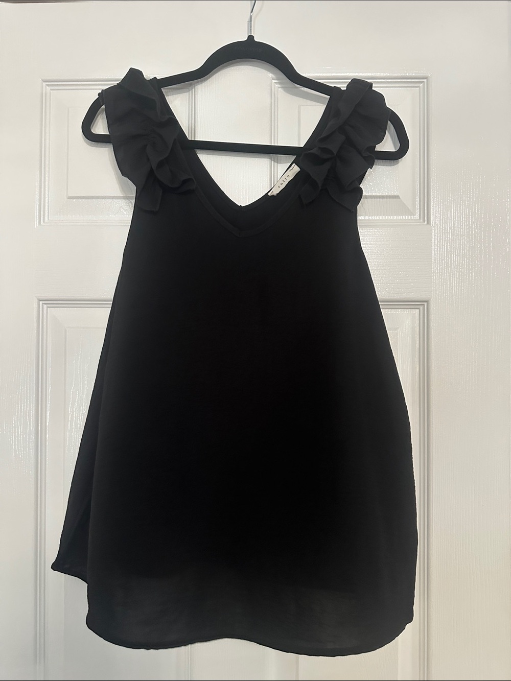 Entro Top Womens Medium Black Ruffle Strap V-Neck Sleeveless Blouse